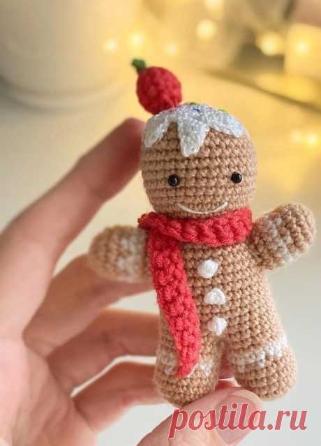 Festive Amigurumi Gingerbread Man with Icing, Berry, and Scarf Crochet Pattern