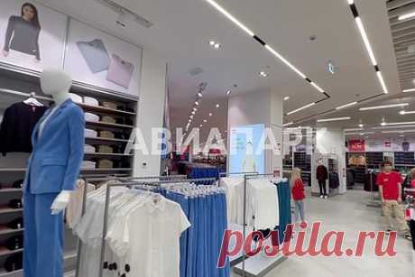 В России появился «аналог» Uniqlo. В России открылся аналог ушедшего из страны японского бренда одежды Uniqlo. Первый магазин Just Clothes открылся на первом этаже ТЦ «Авиапарк» в Москве. У бренда похожий на Uniqlo логотип, аналогичная раскладка одежды и разделение залов на мужские и женские отделы, сообщает корреспондент «Ленты.ру».