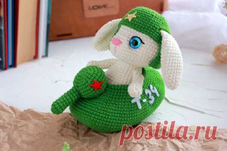 PDF Зайчик Танкист крючком. FREE crochet pattern; Аmigurumi animal patterns. Амигуруми схемы и описания на русском. Вязаные игрушки и поделки своими руками #amimore - зайка в танке, заяц, зайчик к 23 февраля, кролик, зайчонок, крольчонок.