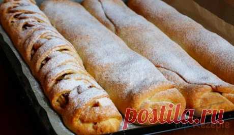 Apfelstrudel mit sahne-teig - saraokla Das Rezept ergibt drei Stück, aber ich fand es zu wenig und musste einfach die Zutaten verdreifachen.  Ich habe dann drei große Backbleche vollgemacht.  Aber ich muss dazu sagen, dass auch alles verputzt wurde. Alle Strudel wurden blitzschnell aufgegessen. Sie schmecken sehr lecker, sind fein und saftig. Probiert das Rezept doch auch, ihr werdet es garantiert nicht bereuen. Zutaten Für den Teig:500 gMehl1/2 Pck.Backpulver1 Pck.Schlags...