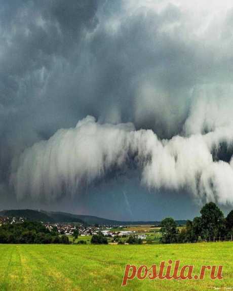Красивое природное явление - падающие облака
