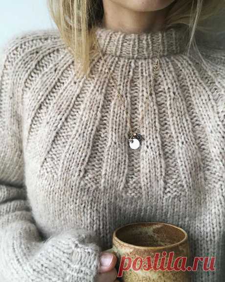 Sunday Sweater 🥐 Jeg bliver nok nødt til at strikke en til, for den er så skøn at have på! Opskriften er skrevet og mangler bare lige at…