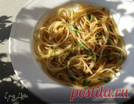 Спагетти с луком и анчоусами . Ингредиенты: спагетти, анчоусы, лук репчатый