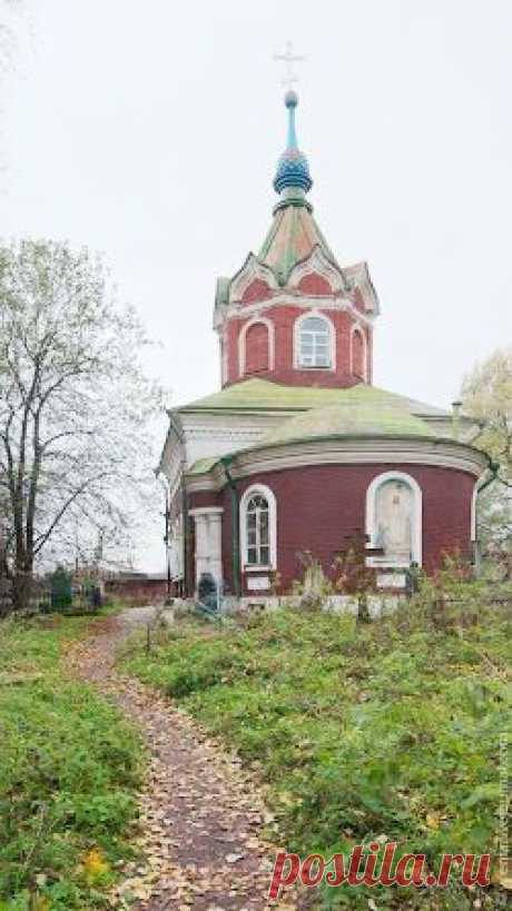 Через город проходит железнодорожная линия Москва — Сонково — Санкт-Петербург. 
От станции Калязин-Пост начинается тупиковая ветка на Углич (47 км). В городе имеются станции Калязин и Калязин-Пост.

 Автомобильной дорогой Р104 город связан с Москвой и Угличем, автодорогой Р86 — с Тверью, через Кашин, функционирует автодорожный мост через Волгу).