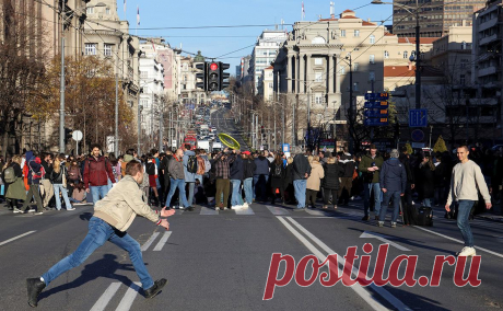 Студенты игрой в футбол перекрыли центральную улицу Белграда. В столице Сербии протестующие против результатов выборов активисты перекрыли движение на центральной улице у здания министерства госуправления, сообщил Kurir.