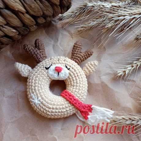 PDF Новогодний олень крючком. FREE crochet pattern; Аmigurumi animal patterns. Амигуруми схемы и описания на русском. Вязаные игрушки и поделки своими руками #amimore - пончик в виде оленя к Новому году, маленький оленёнок, ёлочное украшение, рождественский олень.