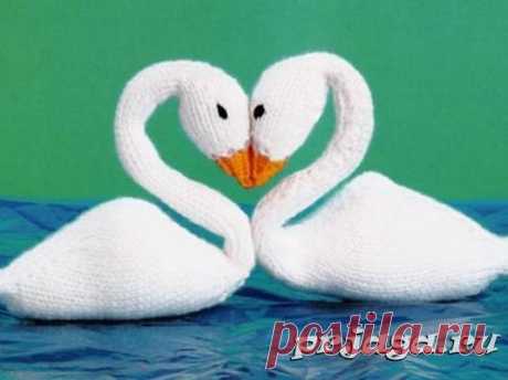 Лебеди любви спицами