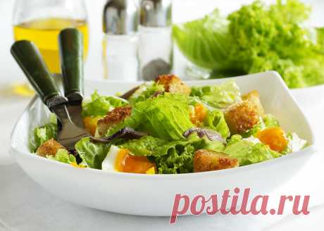 Быстрый и вкусный салат с чесночными крутонами и анчоусами