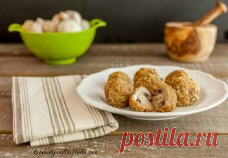 Crispy Oven Fried Garlic Mushrooms are grain free, low carb, gluten free breaded, and easy to make and bake. So insanely good with paleo option.