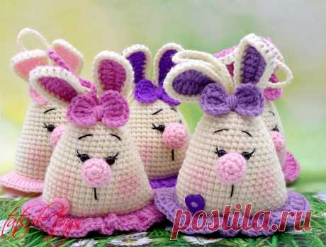 PDF Зайки-сувениры крючком. FREE crochet pattern; Аmigurumi animal patterns. Амигуруми схемы и описания на русском. Вязаные игрушки и поделки своими руками #amimore - маленькая подвески в виде зайки, заяц, зайчик сувенир, кролик, зайчонок, крольчонок.