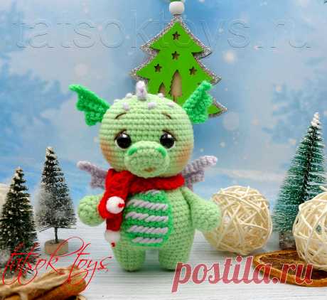 PDF Дракошик крючком. FREE crochet pattern; Аmigurumi toy patterns. Амигуруми схемы и описания на русском. Вязаные игрушки и поделки своими руками #amimore - дракон в шарфике, маленький дракончик из обычной пряжи, динозавр, динозаврик.