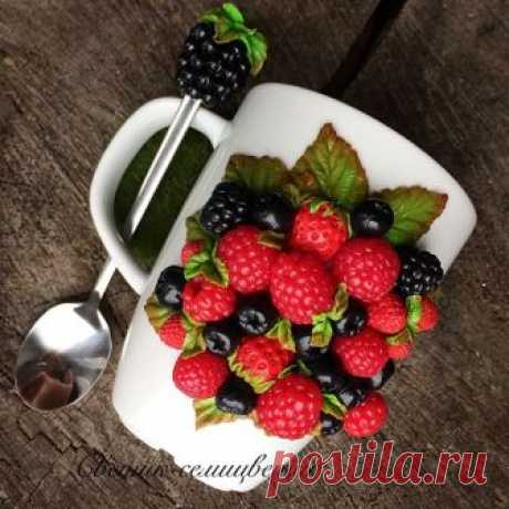 🍃🍓Моя первая кружечка с ягодками)! Декор выполнен из полимерной глины🍓🍃 #полимернаяглина#полимерка#лепка#кружкамдекором#ягоднаякружечка#ягоды#малина#ежевика#вкуснаякружечка#моймир#моимиглазами#длясебялюбимой#вкуснокушать#приятныемелочи#сделанослюбовью#мамасита#лучшее#фотодня#подарки#москва#любимым#svetik_semisvetik_7_clay#polymerclay#polymerclayart#art#beautiful#fimo#cernit#handmade#