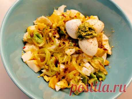 Луковый салат из яиц и авокадо, пошаговый рецепт с фотографиями