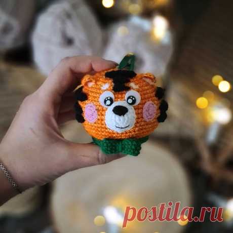 PDF Тигрошарик крючком. FREE crochet pattern; Аmigurumi animal patterns. Амигуруми схемы и описания на русском. Вязаные игрушки и поделки своими руками #amimore - тигр, тигренок, котик, кот, кошечка, кошка, котенок, ёлочная игрушка к Новому году, новогоднее украшение.