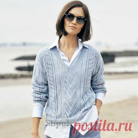 Спортивный пуловер с v-образным вырезом связан спицами сочетанием сквозных узоров и узоров из ромбов из 100% хлопка светло-голубого цвета.