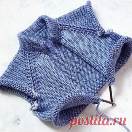 Красивый реглан
Автор: zimma_knit
Регланная линия состоит из 4-х петель (чтобы не запутаться, используйте маркер, разместив его между этими 4 петлями)
Заводим рабочую спицу одновременно в 2 петли; провязываем лицевой; делаем накид, не снимая провязанные петли; снова провязываем эти же 2 петли лицевой
Следующие две петли провязываем аналогично
В изнаночном ряду все петли, включая накиды, провязываем по рисунку, т.е. изнаночными
!!! Если вы провязываете петли классическим способом, нужно ра