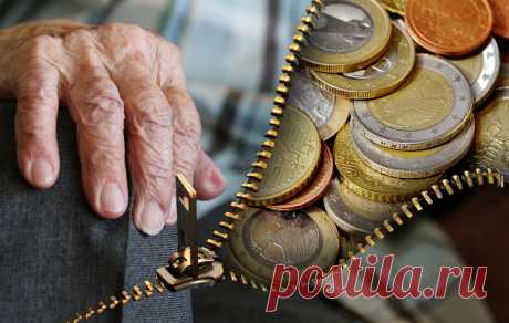 Пенсия в 2018 году в России: последние новости, прибавка, индексация Пенсии представляют собой регулярное денежное пособие, которое государство выплачивает лицам, преступившим отметку пенсионного возраста, установленного орг