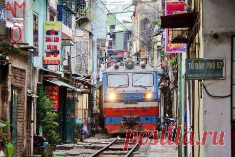 А улицы-то! хоть на поезде гоняй! (Ханой, Вьетнам)