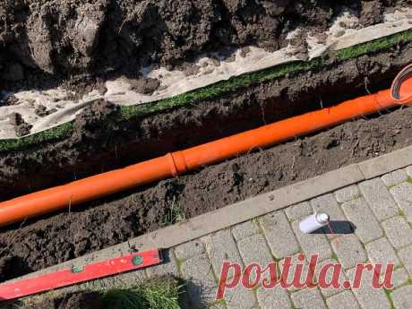 Не тратьте силы. Хитрый способ, как легко и быстро соединять длинные канализационные трубы с помощью лопаты | Строю для себя Пульс Mail.ru