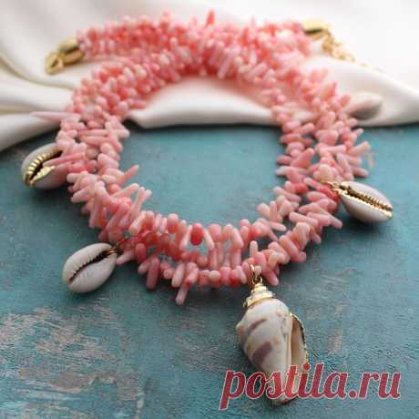 Ожерелье из розового коралла и ракушек каури