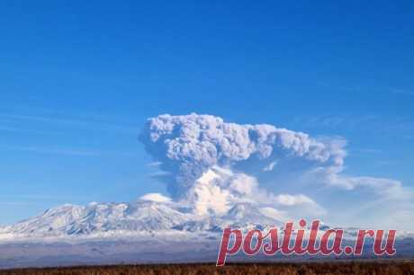 Вулкан Ключевской на Камчатке выбросил столб пепла высотой до 6 км. На пути распространения облака пепла находятся населенные пункты Тигильского и Усть-Камчатского районов.