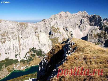 Фејсбук
Beautiful atmosphere of DURMITOR, Bezimeni Vrh (2487 m), Bobotov Kuk (2523 m), Djevojka (2440 m) and Veliko Skrcko jezero/Large Skrka Lake (1686 m) from the balcony of Prutas (2393 m). September 23, 2007.