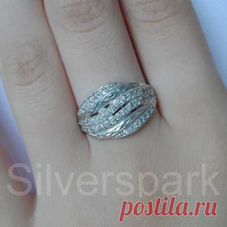 Серебряное кольцо с фианитами. Цена 980 руб.