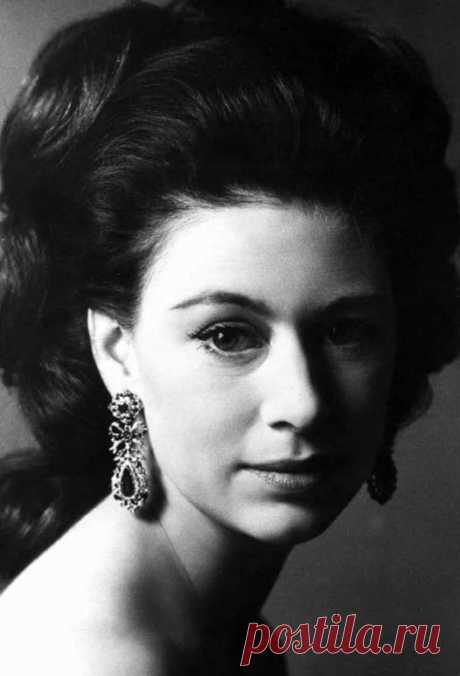 ИСТОРИЯ ОДНОЙ ЖИЗНИ
Она была настоящей принцессой, не сказочной, а реальной. Одна из красивейших женщин в истории, икона стиля, законадательница моды - ее звали Маргарет Виндзор(1930-2002). 21 августа 2020 года принцессе Маргарет исполнилось бы 90 лет.