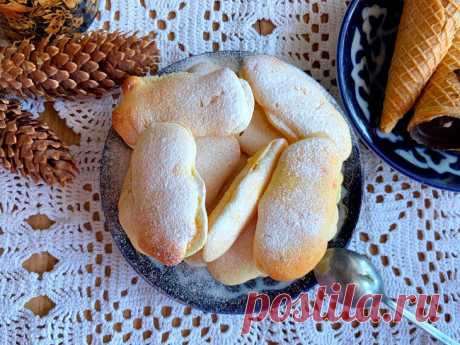 Бисквитное печенье "Дамские пальчики" - чудесная и вкусная выпечка Чудесное печенье, которое можно употреблять просто так или смазав сгущённым молоком. А еще – его можно использовать в более сложных десертах, в таких, как Тирамису. Плюс такой выпечки, что используя разные наполнения – джем, варенье или вареная сгущенка – вы получаете абсолютно разное на вкус печенье. Таким образом, каждый член семьи может легко получить свой любимый вкус!