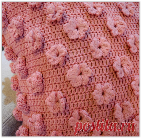 Нежная персиково-розовая подушка с цветами крючком