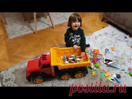 Fatih Selim oyuncak dolabındaki en büyük  kamyonu istedi kasasını oyuncaklarla doldurduk