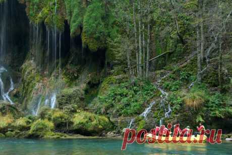 ТАРА Одна из самых красивых и щедрых на приключения рек Европы, безусловно, Тара — легендарная черногорская жемчужина. Протекающая по территории Национального парка Дурмитор, включенного в ЮНЕСКО в сокровищницу мирового наследия, Тара сама по себе заслуживает пристального внимания. Хотя бы потому, что ее каньон также был отмечен ЮНЕСКО в 1977 году как величайшая природная ценность, и взят под защиту.
