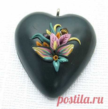 Dark Green Heart Pendant Applique Floral