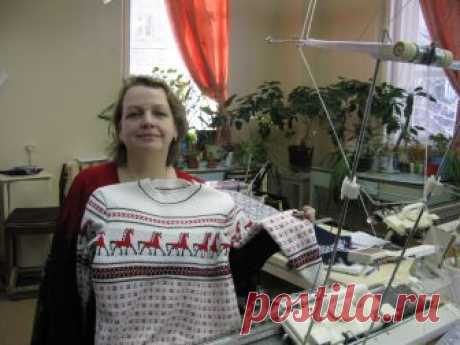 Людмила Шубная - мезенские лошадки перебрались из росписи по дереву на вязаные свитера