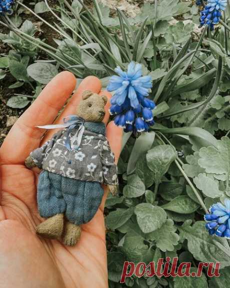 Bear “Forget -me -not” by Olga Voronina Bear "Forget-me-not" is sewn from flannel using Teddy technique. 5 splint connections, glass eyes made of micro beads. Clothes are not removed. Fits in a child's palm) If you like the bear, you want to buy it, write me a message.
