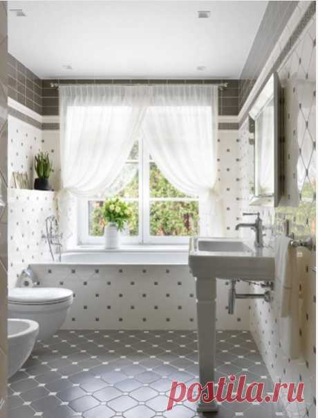 Главная ванная комната в стиле неоклассика с ванной в нише, инсталляцией, белой плиткой, серой плиткой, консольной раковиной, серым полом и окном