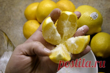 Разрежьте 1 лимон на 4 части, посыпьте солью и положите на кухне! Этот трюк изменит вашу жизнь навсегда! 
Лимоны являются невероятно полезными фруктами на планете. Этот цитрусовый фрукт усиливает вкус продуктов питания и напитков. Диетологи считают, что лимоны укрепляют сердце, волосы и обеспечивают здор…
