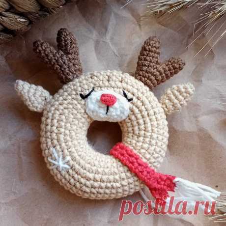 PDF Новогодний олень крючком. FREE crochet pattern; Аmigurumi animal patterns. Амигуруми схемы и описания на русском. Вязаные игрушки и поделки своими руками #amimore - пончик в виде оленя к Новому году, маленький оленёнок, ёлочное украшение, рождественский олень.