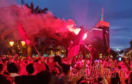Марокканцы празднуют выход своей сборной в полуфинал чемпионата мира по футболу. Самые массовые уличные гуляния начались на проспектах Мухаммеда V и Хасана II, улицах Ан-Нахиль и Фаль-ульд-Умейр, площадях Баб-эль-Хад и Махадж-Рияд