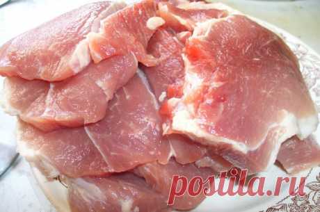Чем посыпать свиные отбивные, чтобы они были вкусными и сочными: рецепт