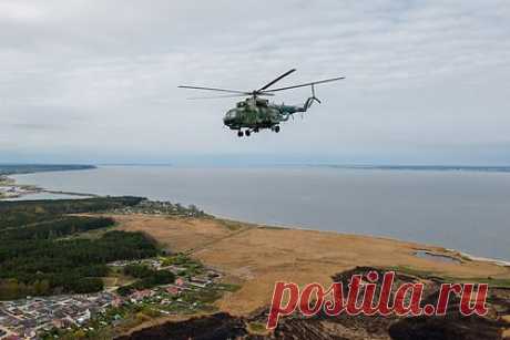 Вертолет Ми-8 совершил аварийную посадку в российском регионе. Вертолет Ми-8 с десятью людьми на борту совершил аварийную посадку в аэропорту Подкаменная Тунгуска в Иркутской области. Источник телеканала РЕН ТВ рассказал, что при взлете у воздушного судна сработал датчик падения давления масла. В результате происшествия никто не пострадал.