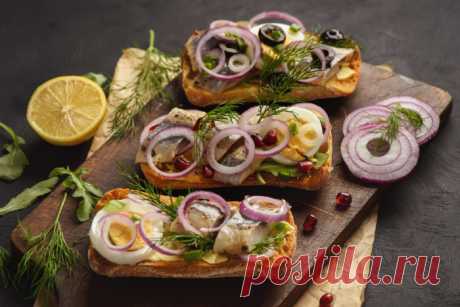 Сэндвичи с селедкой и яйцом — Sloosh – кулинарные рецепты