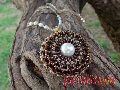 DIY TUTORIAL: ciondolo con perline Twin o Superduo / Pendant with Twin or Superduo beads (bead work) - YouTube