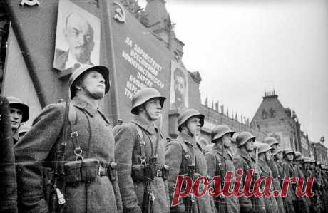 Этнических немцев предписывалось «изымать» из действующих частей Красной Армии по личному распоряжению наркома обороны СССР Иосифа Сталина уже с сентября 1941 года. Однако многие немцы продолжали воевать и геройски показали себя в Великую Отечественную.