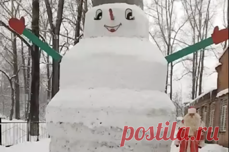 В новокузнецком интернате дети слепили снеговика размером с двухэтажный дом. Высота фигуры составила 6 метров.