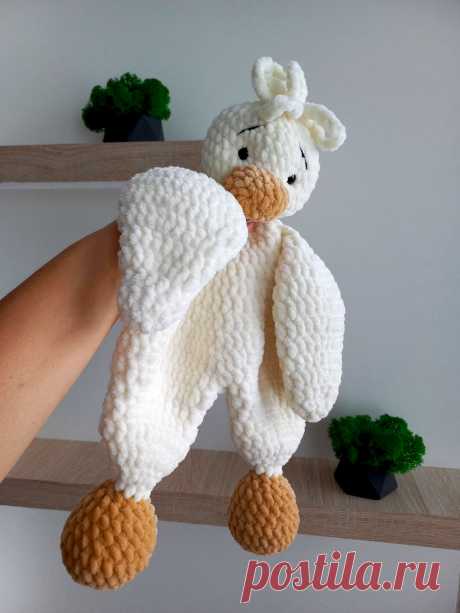 PDF Комфортер крючком. FREE crochet pattern; Аmigurumi toy patterns. Амигуруми схемы и описания на русском. Вязаные игрушки и поделки своими руками #amimore - плюшевый комфортер в виде утёнка для малышей, большая уточка из плюшевой пряжи, утка, птица, птичка.