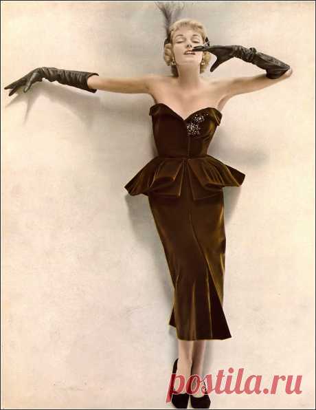 Elise Daniels (as a blonde), photo by Richard Avedon, Harper's Bazaar, November 1948