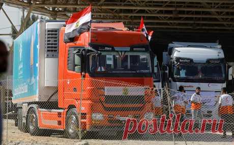 Первые грузовики с гуманитарной помощью проехали в сектор Газа из Египта. Первая колонна грузовиков с гуманитарной помощью въехала в сектор Газа через пропускной пункт «Рафах» на египетской границе, сообщает CNN.