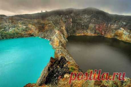 Гора Келимуту с ее цветными озерами в кратере является одним из самых удивительных естественных феноменов в мире. Самое интересное в этих озерах то, что они меняют