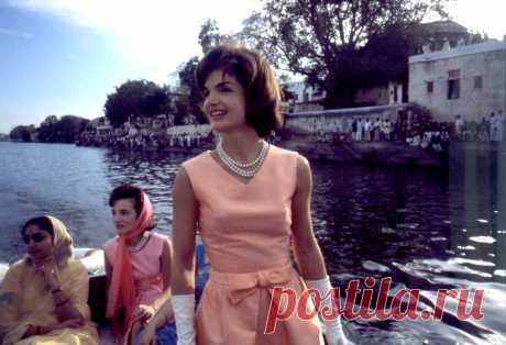 Mrs. Kennedy's trip to India. Udaipur, Rajasthan, cruise on Lake Pichola, March 17, 1962.